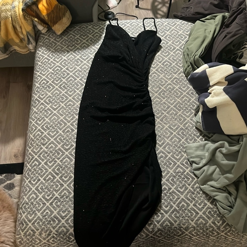 WINDSOR: black long dress, slit in the left leg side, sparkly